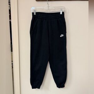 Nike: All Kids Fit Sportswear Club Fleece Joggers in Black & White, Size L